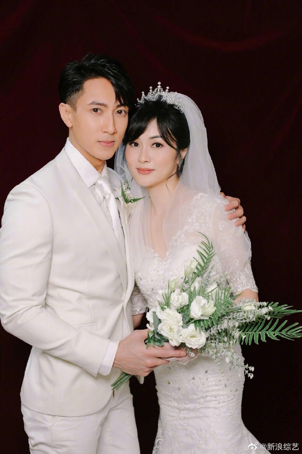 Cả hai được cho là có vẻ đẹp không tuổi trong bộ ảnh cưới của mình. (Ảnh: Weibo)