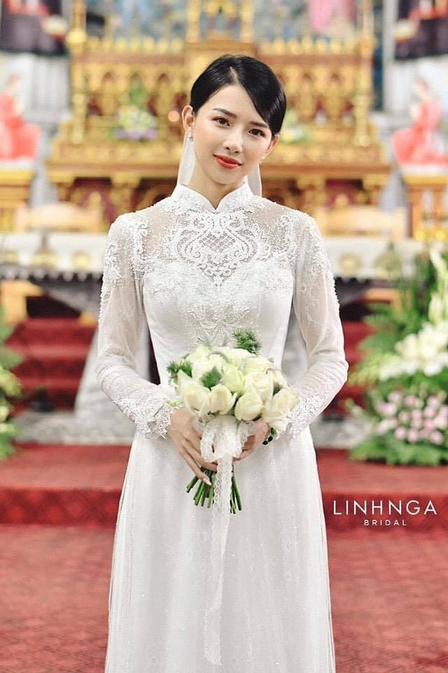Vợ Phan Mạnh Quỳnh nổi bật với nhan sắc nhẹ nhàng trong ngày cưới. (Ảnh: Linh Nga)