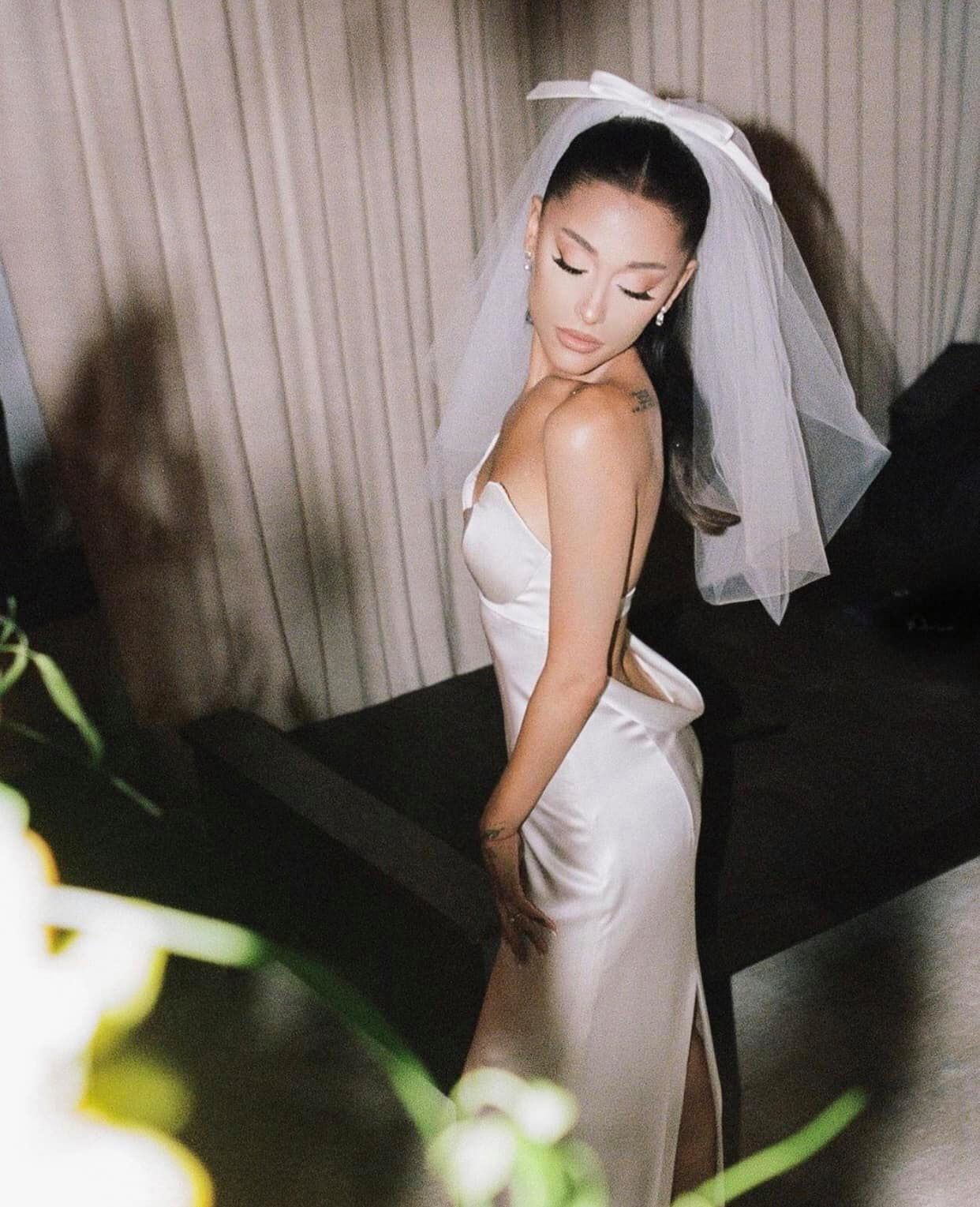 Hình ảnh đẹp nhất hôm nay: Ariana Grande, 1 chiếc váy cưới dung dị và 1 happy ending đẹp lòng người - Ảnh 2.