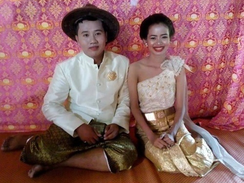 Cặp đôi người Philippines nhận ảnh cưới xong mà khóc không nói nên lời. (Ảnh: QQ)