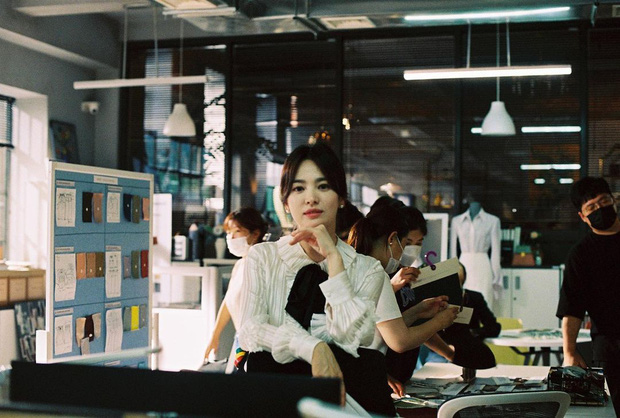 Tẩm ngẩm tầm ngầm mà Song Hye Kyo lại khiến 2 item trong phim mới bay màu, netizen ngơ ngác vì còn chưa kịp thấy hot bữa nào - Ảnh 4.