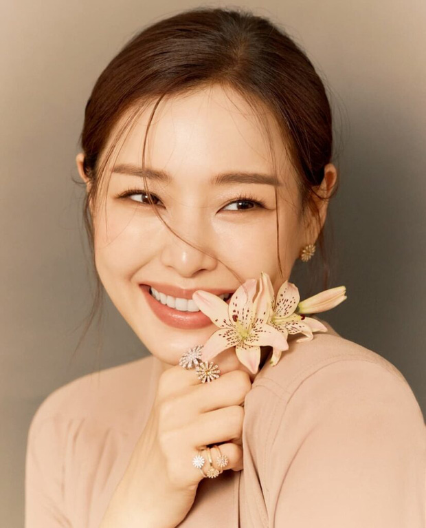 Hoa hậu Hàn đẹp nhất thế giới Honey Lee tái xuất đẹp xỉu sau đám cưới, netizen lại dán mắt vào chiếc nhẫn hột xoàn khủng - Ảnh 2.