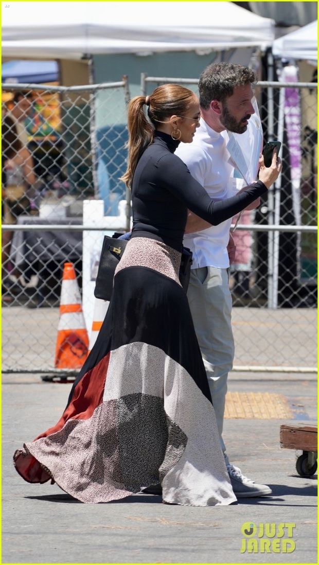 Jennifer Lopez và bạn trai nắm tay tình cảm đi mua sắm - Ảnh 3.