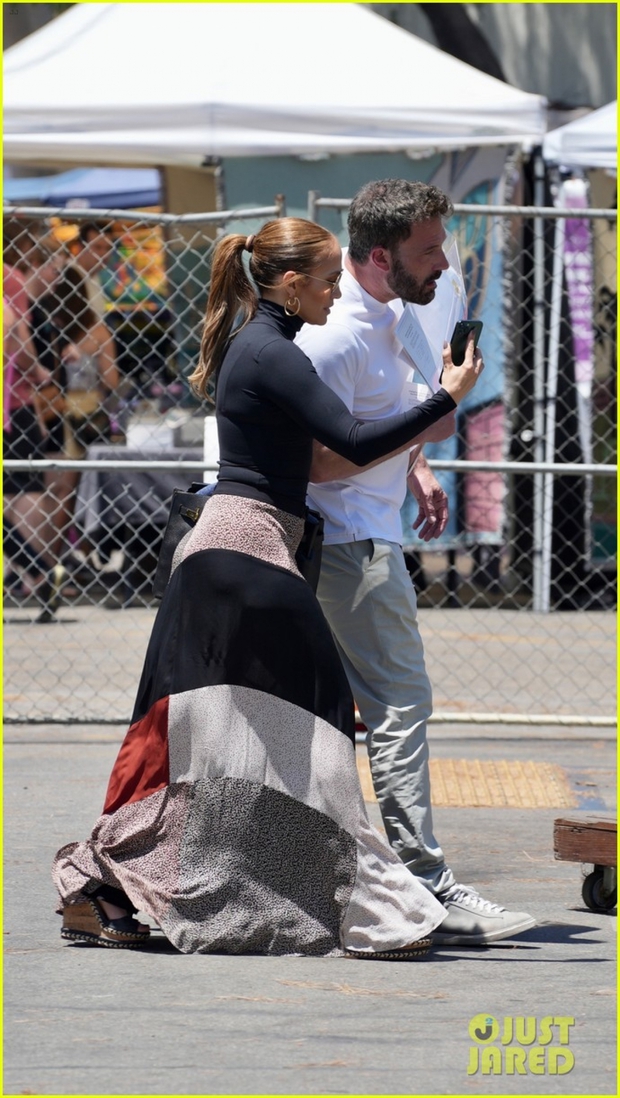 Jennifer Lopez và bạn trai nắm tay tình cảm đi mua sắm - Ảnh 7.