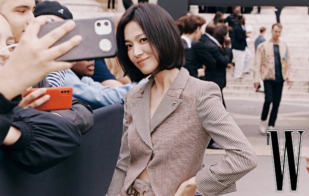 Song Hye Kyo độc thân tuổi 40: Tự tin khoác vai thân mật 1 người đàn ông khác, nhan sắc ngày càng thăng hạng - Ảnh 5.