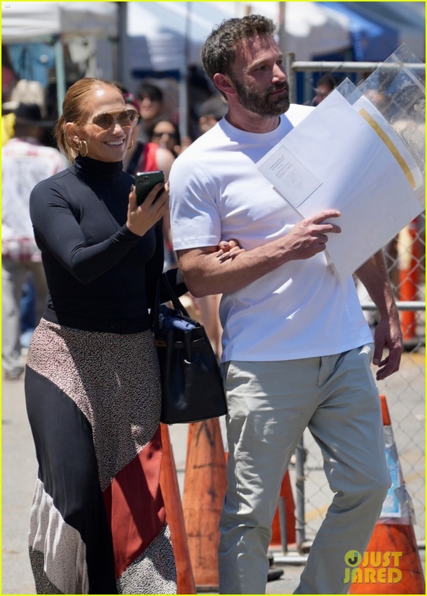 Jennifer Lopez và bạn trai nắm tay tình cảm đi mua sắm - Ảnh 4.