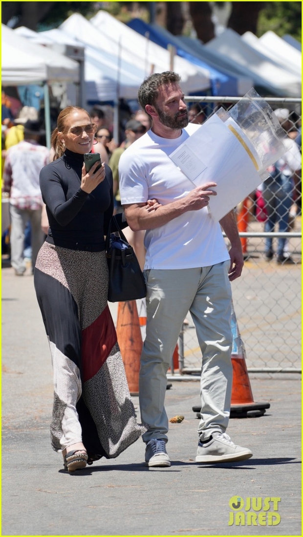 Jennifer Lopez và bạn trai nắm tay tình cảm đi mua sắm - Ảnh 2.