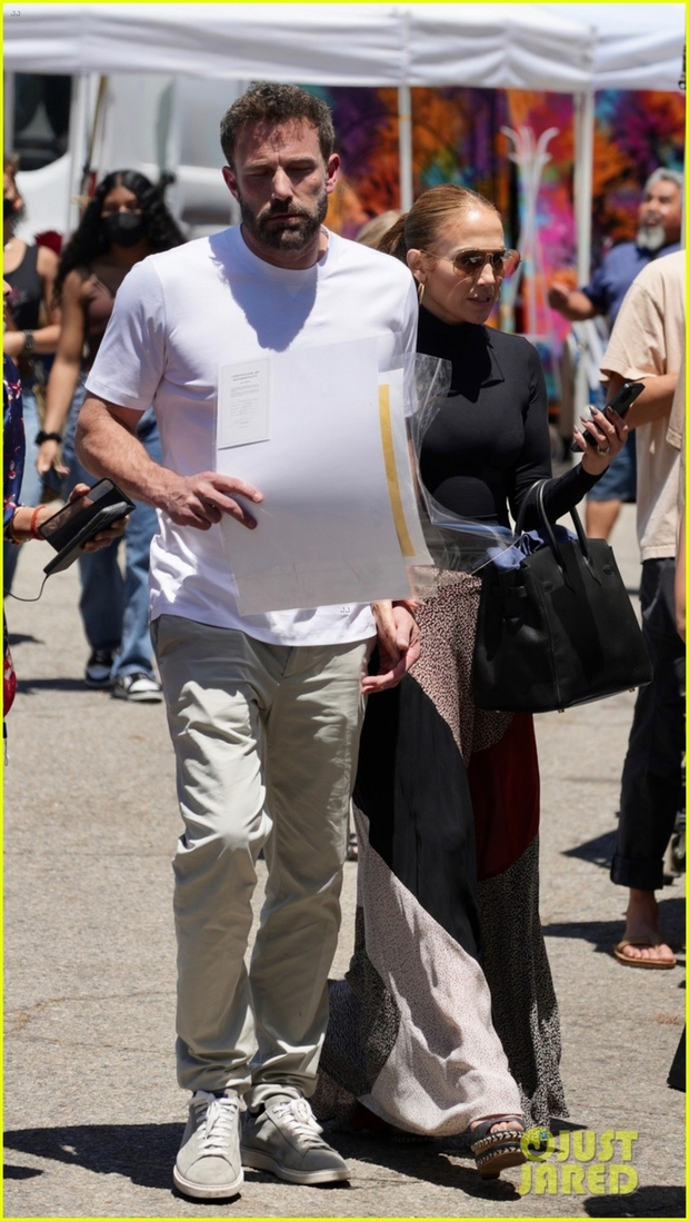 Jennifer Lopez và bạn trai nắm tay tình cảm đi mua sắm - Ảnh 1.