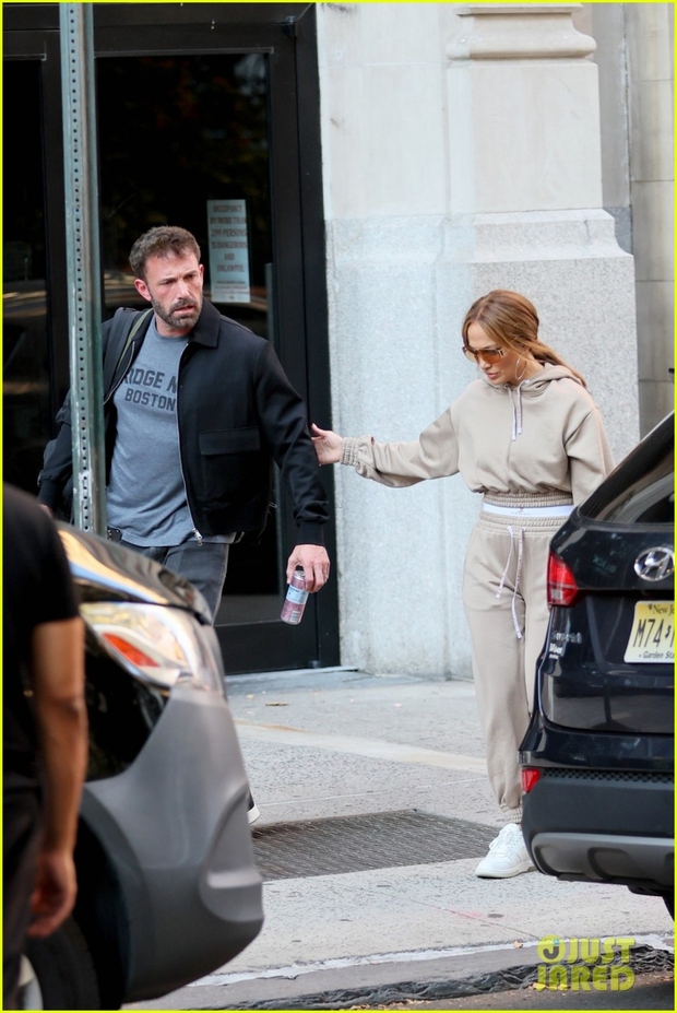 Jennifer Lopez trẻ trung ra phố cùng chồng - Ảnh 1.