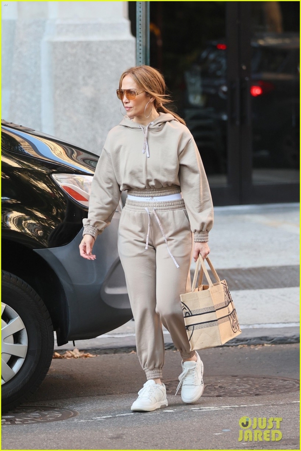 Jennifer Lopez trẻ trung ra phố cùng chồng - Ảnh 6.